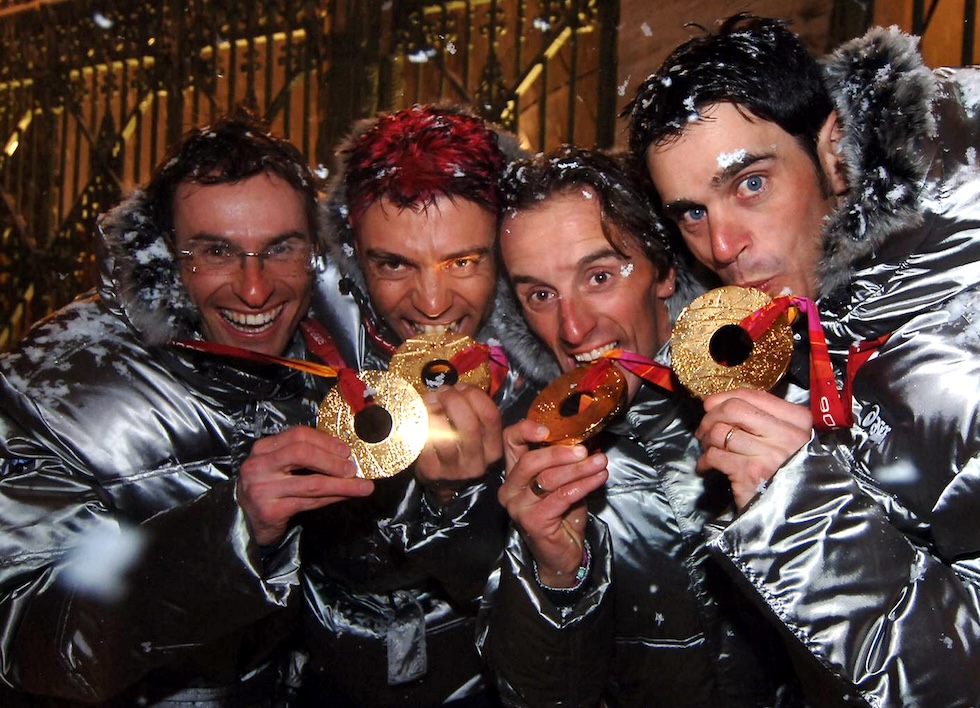 Fulvio Valbusa, , Cristian Zorzi, Pietro Piller Cottrer w Giorgio Di Centa con le medaglie d'oro dopo aver vinto la staffetta maschile di sci di fondo alle Olimpiadi di Torino 2006,(FRANCESCO DEL BO/ANSA/MNE)