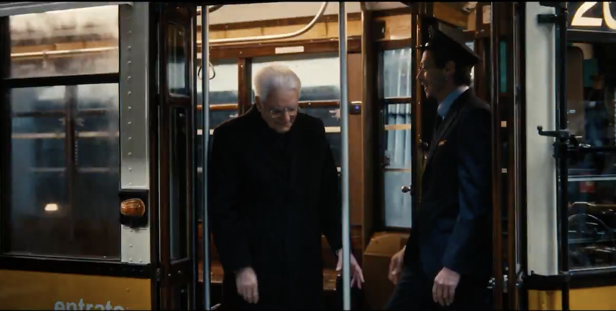 Il video con Sergio Mattarella su un tram guidato da Valentino Rossi, per la cerimonia d’apertura delle Olimpiadi