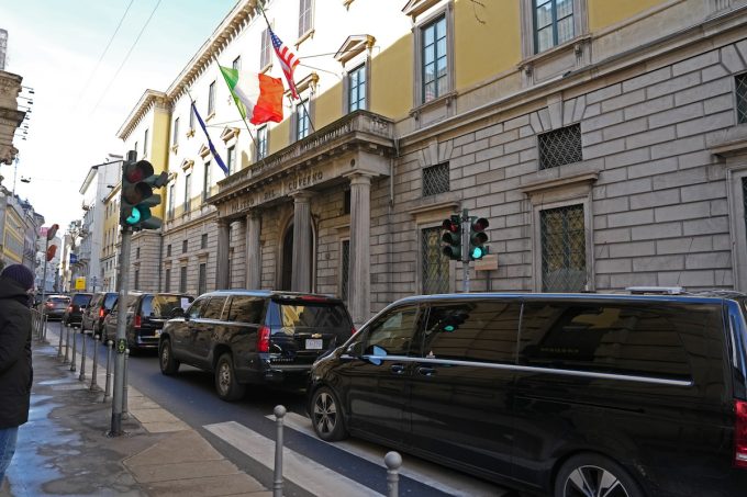 L’ingombrante corteo del vicepresidente degli Stati Uniti JD Vance in giro per Milano