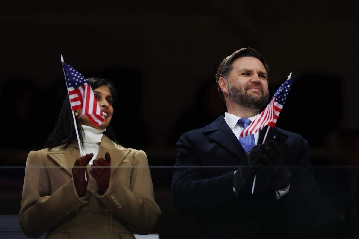 I fischi per il vicepresidente statunitense J.D. Vance durante la cerimonia inaugurale delle Olimpiadi invernali