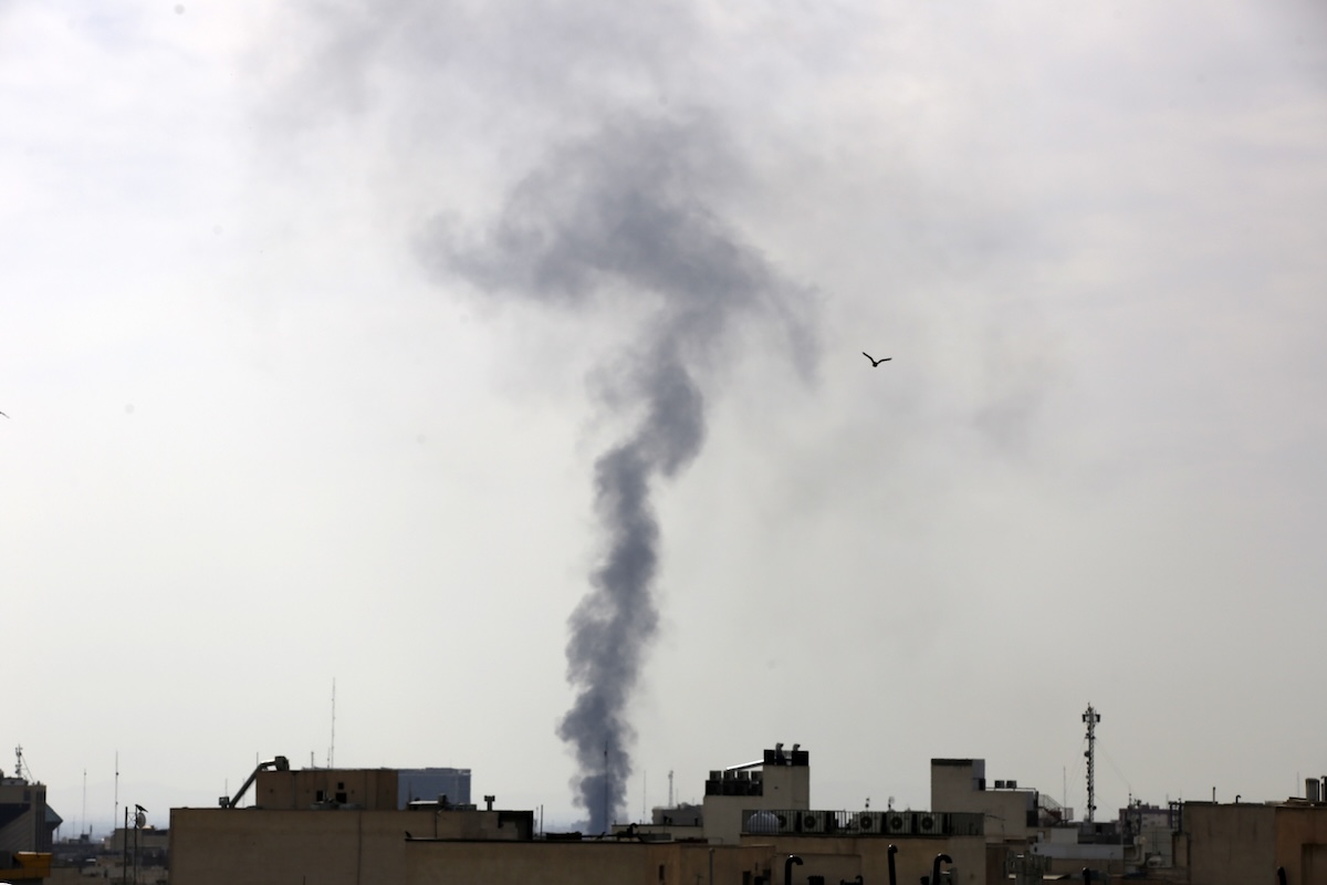 Il presidente dell’Iran dice che non ci saranno più attacchi sui paesi del Golfo, ma intanto continuano