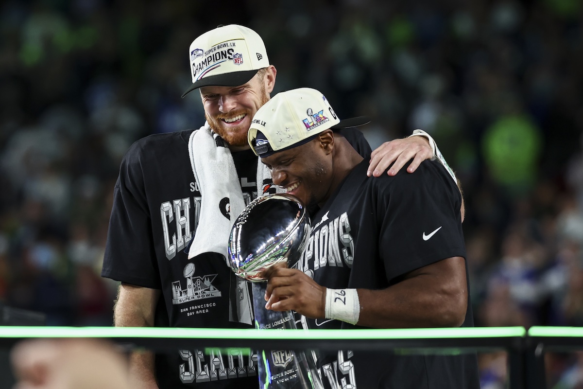 I giocatori dei Seattle Seahawks Kenneth Walker III e Sam Darnold festeggiano la vittoria del Super Bowl (Kevin Sabitus/Getty Images)
