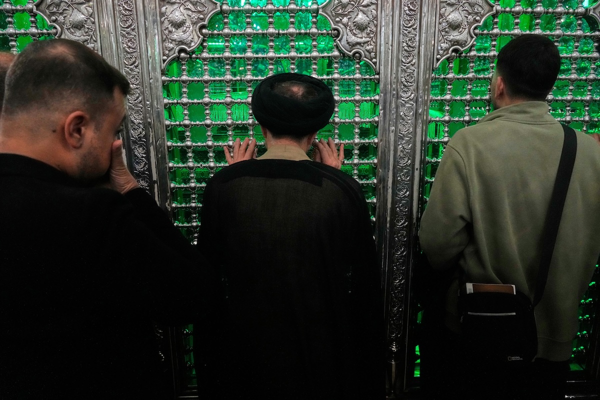 Alcune persone pregano a Teheran, il 29 gennaio del 2026 (AP Photo/Vahid Salemi)