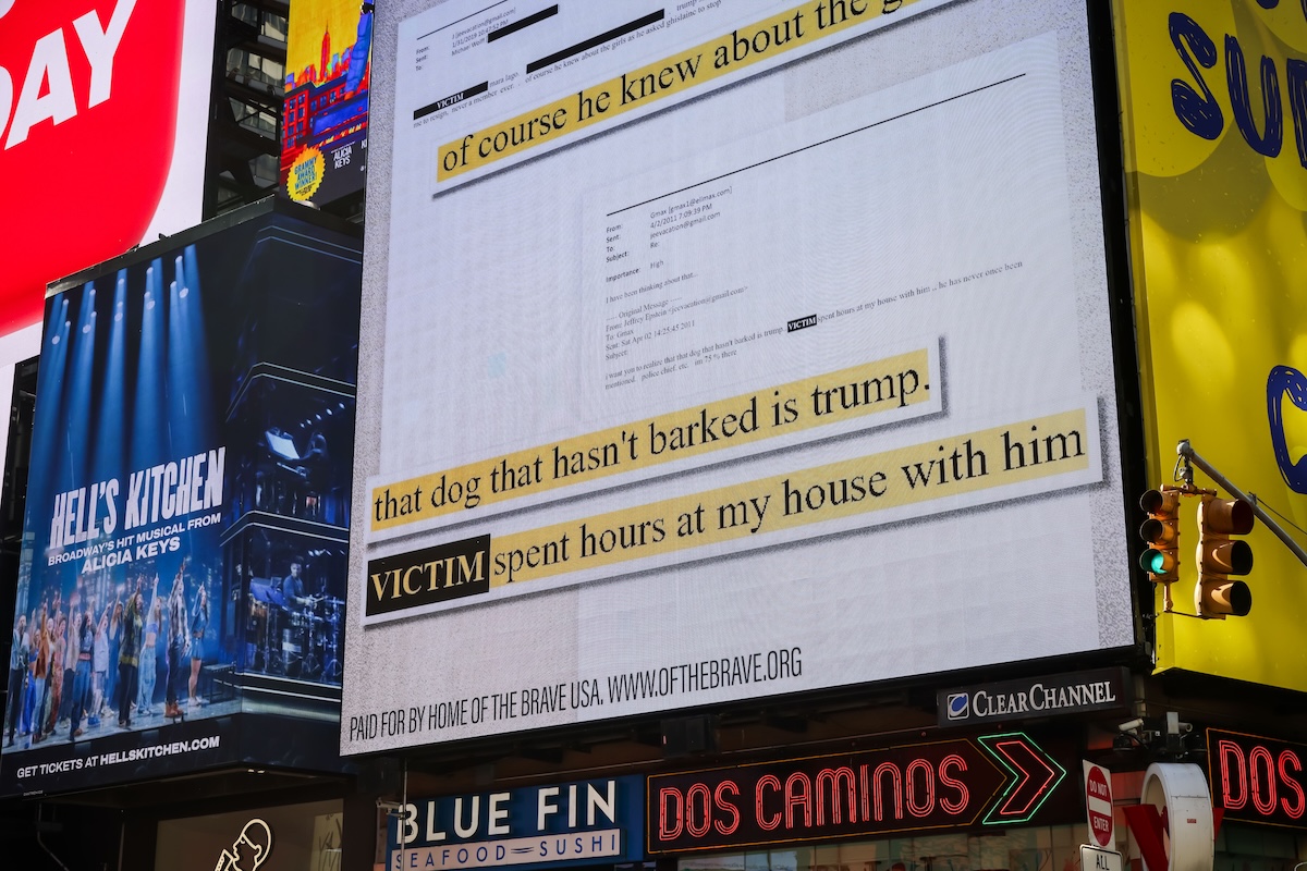 Un cartellone pubblicitario esposto tra le pubblicità a Times Square 