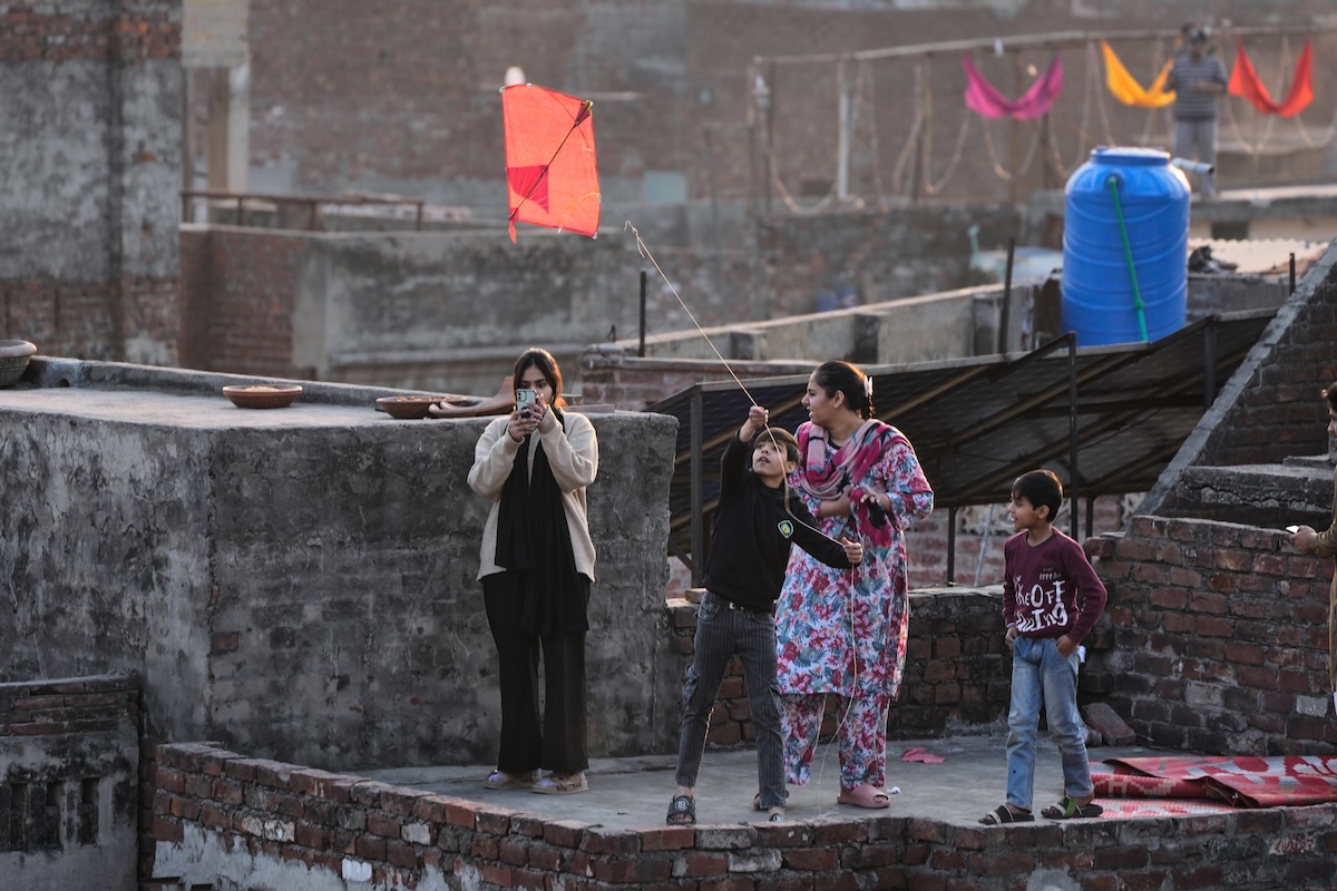 Un bambino fa volare un aquilone durante Basant, a Lahore, il 6 febbraio 2026. (AP/K.M. Chaudary)