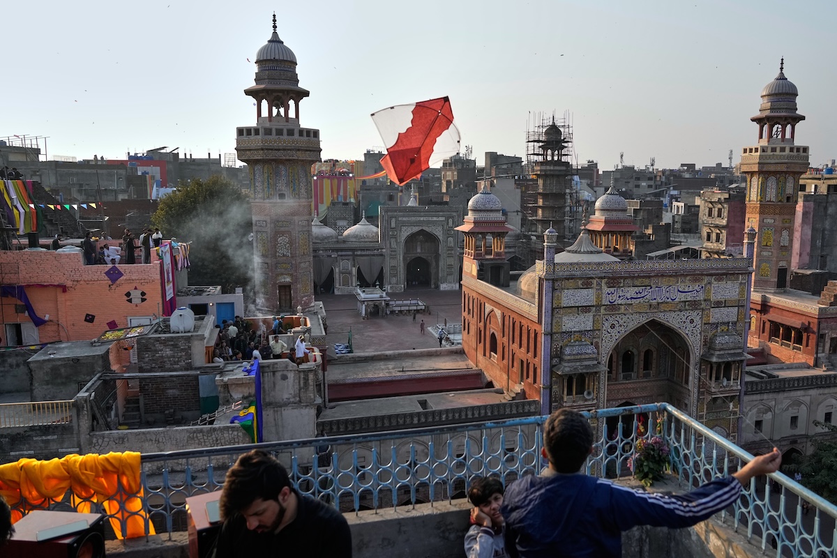 Un uomo fa volare un aquilone a Lahore, durante Basant (AP/K.M. Chaudary)