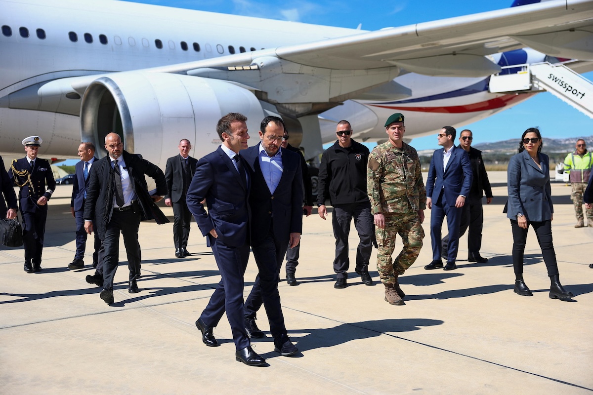 Macron insieme al presidente cipriota, Nikos Christodoulides, al suo arrivo nell'aeroporto militare di Paphos, il 9 marzo