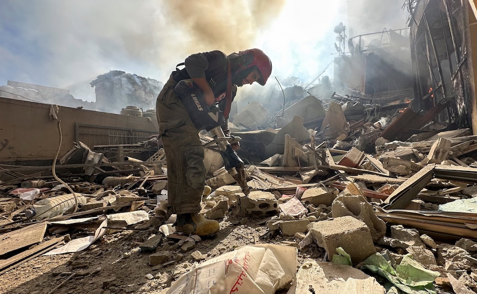 Un membro della Difesa Civile libanese al lavoro sulle rovine di un edificio distrutto da un bombardamento israeliano, il 9 marzo 2026 (REUTERS/Stringer)