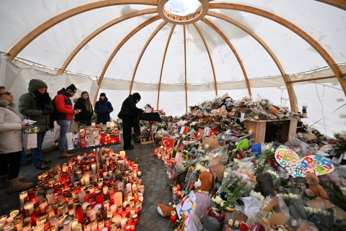 Il memoriale per le vittime dell’incendio di Crans-Montana è andato a fuoco, probabilmente a causa delle candele