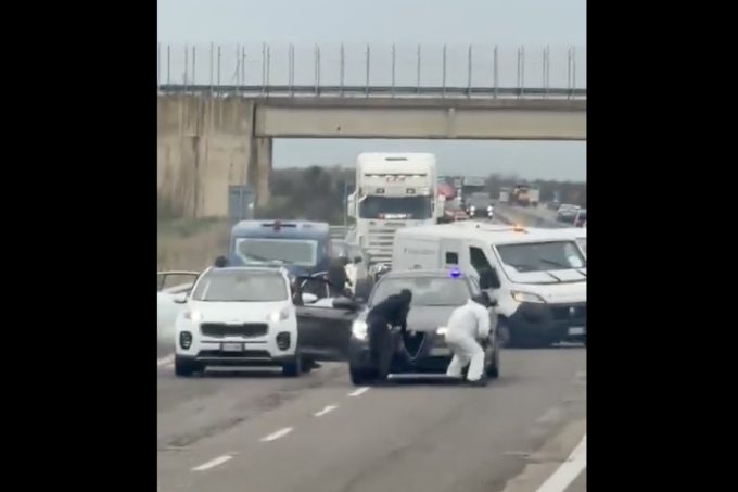 Il video di una rapina da film a un portavalori, in Puglia