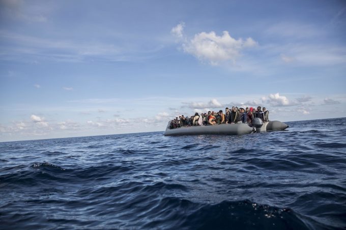 Almeno 53 migranti sono morti in un naufragio avvenuto al largo delle coste libiche 