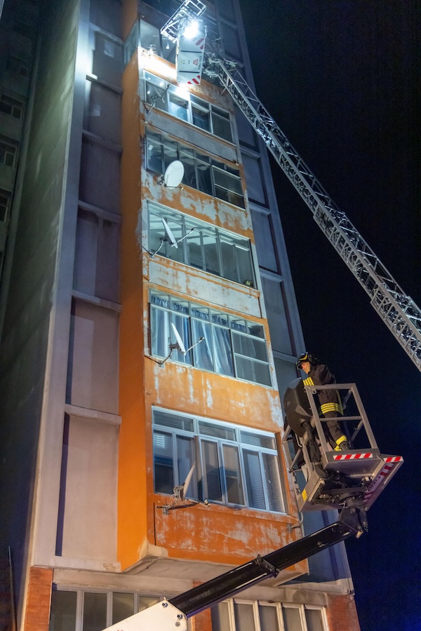 L'evacuazione del grattacielo di Ferrara a causa dell'incendio divampato l'11 gennaio