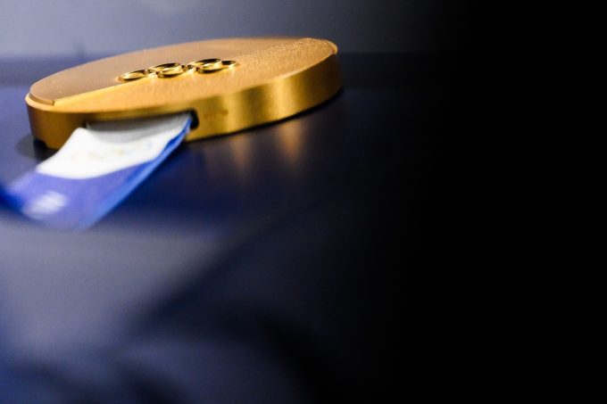 Le medaglie delle Olimpiadi di Milano Cortina hanno un difetto
