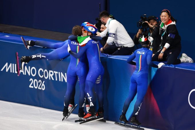 L’Italia ha vinto la medaglia d’oro nella staffetta mista di short track