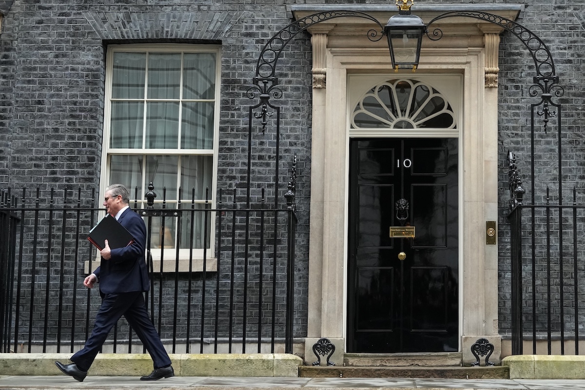 Keir Starmer, l'11 febbraio fuori dalla residenza ufficiale del primo ministro britannico, a Downing Street, a Londra 