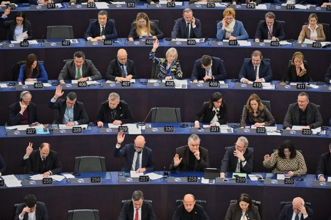 Il Parlamento europeo ha approvato una proposta per rendere più rigide le norme sulla gestione dei migranti