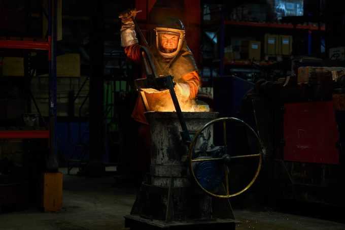 Secondo le stime dell’Istat nel 2025 la produzione industriale italiana è calata per il terzo anno di fila