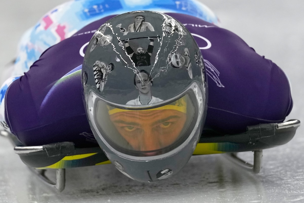 L’atleta ucraino di skeleton Vladyslav Heraskevych è stato squalificato dalle Olimpiadi per il suo casco con le foto di atleti ucraini uccisi in guerra