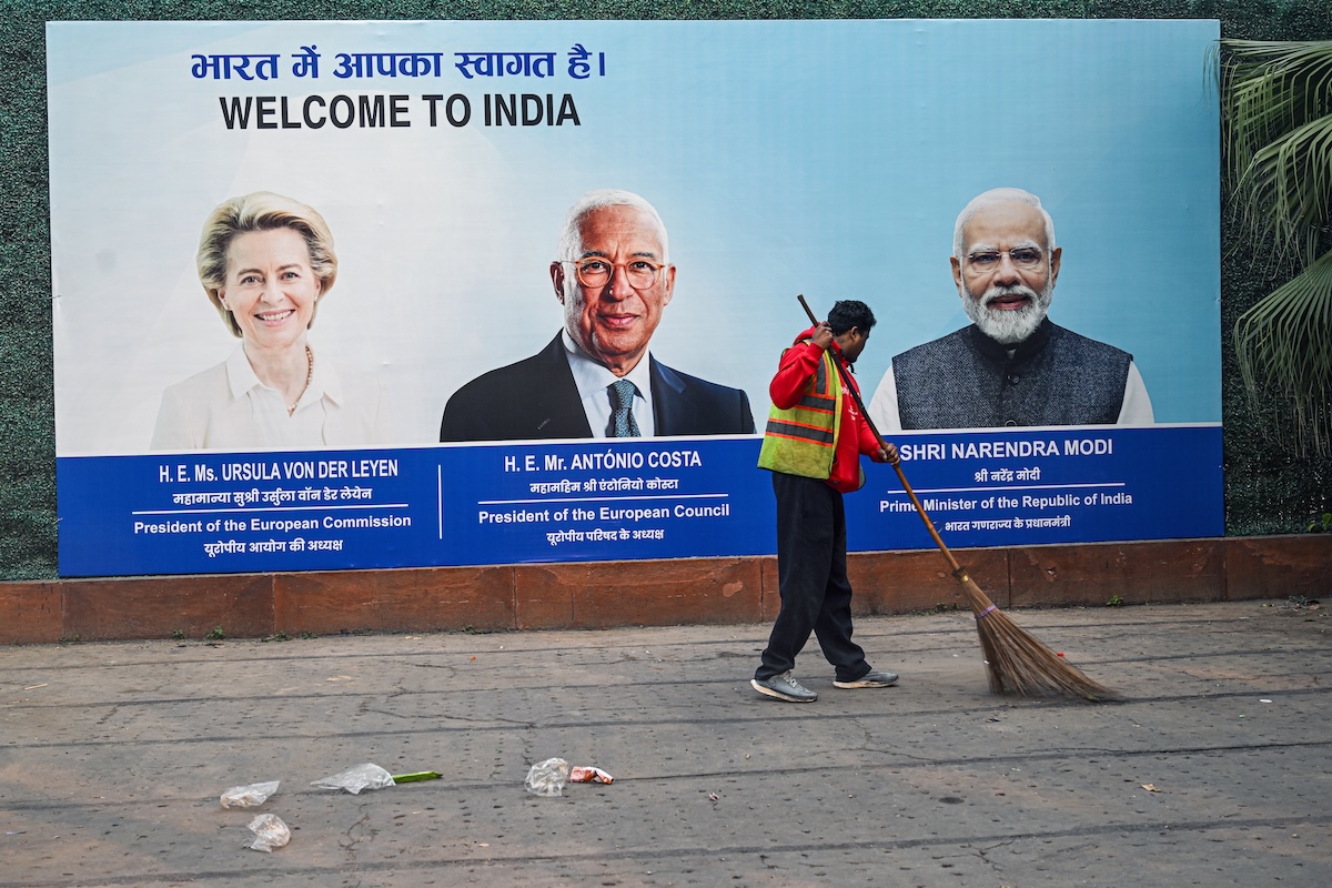 Un cartellone di benvenuto per von der Leyen e Costa a Nuova Delhi, a gennaio (Getty Images/Bloomberg/Prakash Singh)