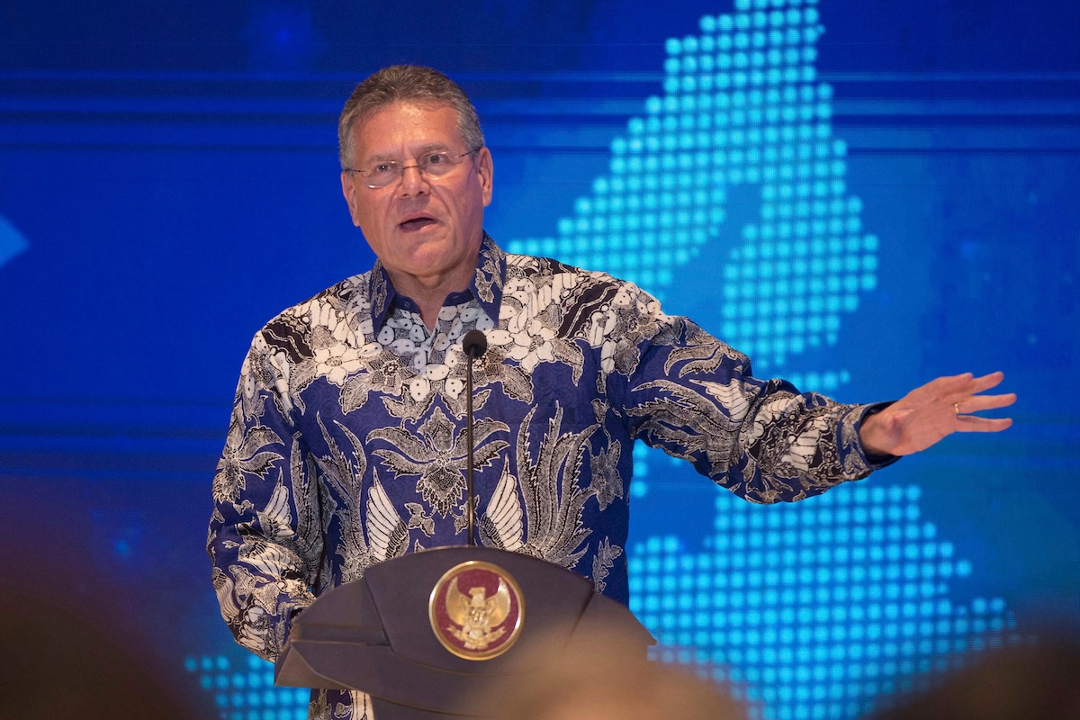 Il commissario europeo al Commercio Maroš Šefčovič a una conferenza stampa dopo la firma dell'accordo commerciale con l'Indonesia, a Nusa Dua, nel 2025 (AP/Firdia Lisnawati)