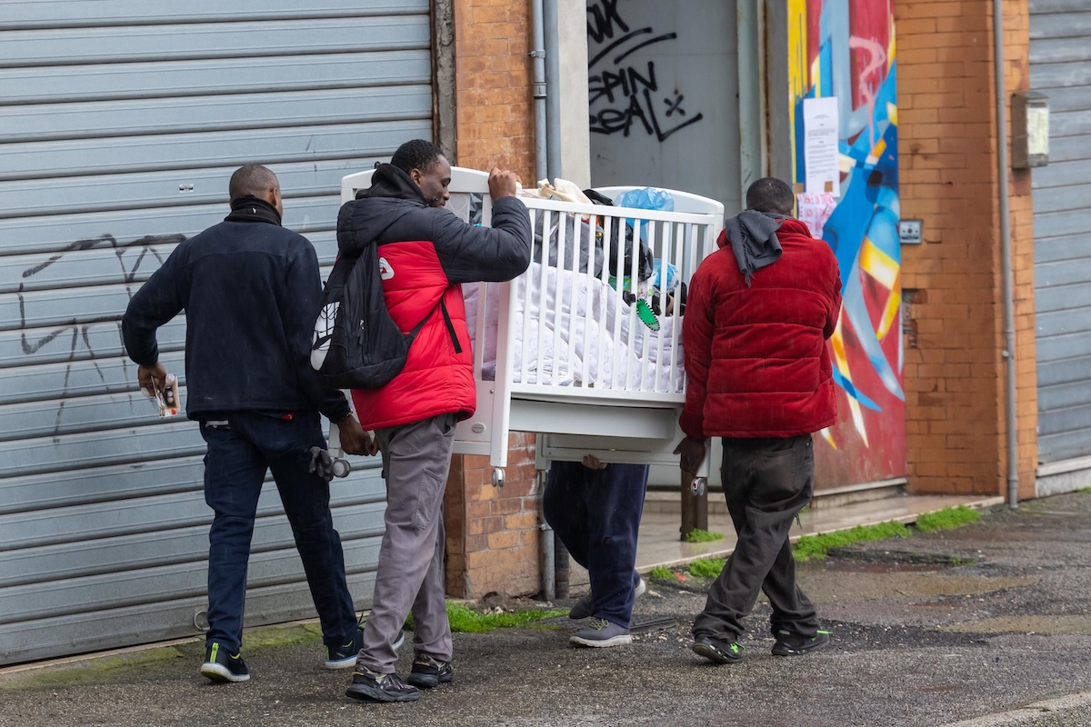 Lo sgombero delle torri A e C del "grattacielo" di Ferrara, il 12 febbraio 2026 (ANSA/Filippo Rubin)