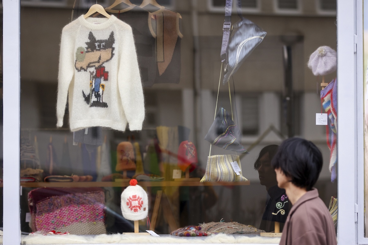 Un maglione con l'immagine di Vučko in una vetrina di Sarajevo, nel 2024 (AP Photo/Armin Durgut)