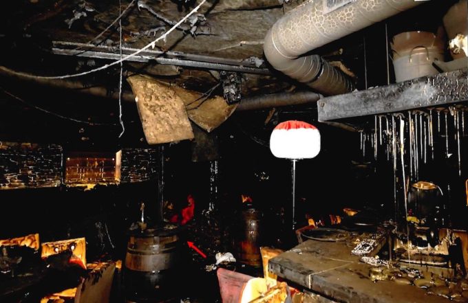 Le foto dell’interno del locale Le Constellation dopo l’incendio