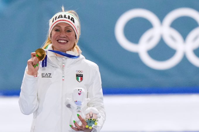 Il video della gara con cui Francesca Lollobrigida ha vinto l’oro nei 5.000 metri del pattinaggio di velocità