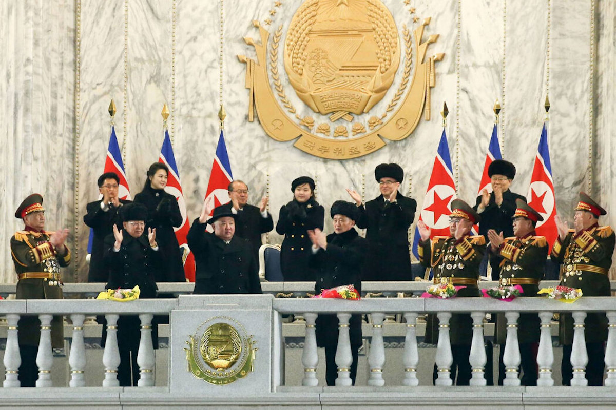 Novembre 2023: Kim Ju Ae e sua madre sono sul podio ma dietro al dittatore Kim, rispettivamente la quarta e la seconda da sinistra (Korean Central News Agency)