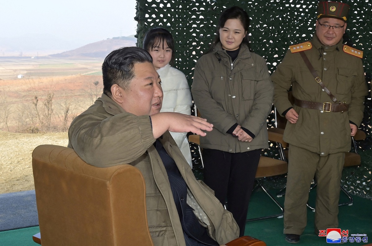 La prima apparizione di Kim Ju Ae con la madre Ri Sol Ju, novembre 2022 (Korean Central News Agency)