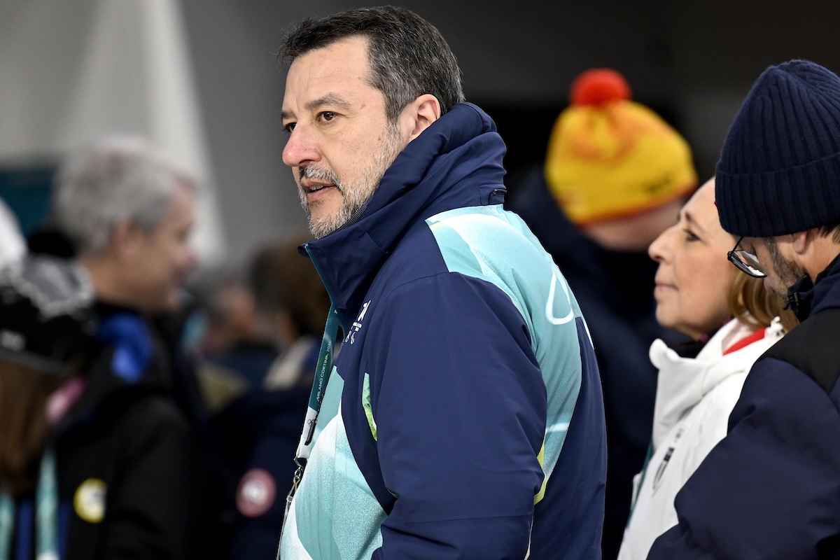 Matteo Salvini assiste alla gara a squadre di slittino dei Giochi olimpici invernali Milano Cortina 2026, a Cortina d'Ampezzo, il 12 febbraio 2026 (ANSA/EPA/DANIEL DAL ZENNARO)