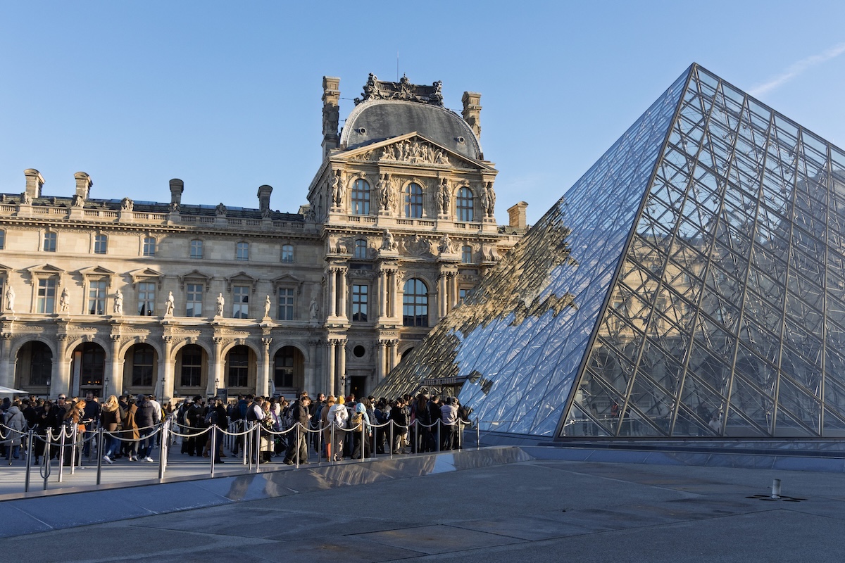 Al Louvre un’infiltrazione d’acqua ha danneggiato un soffitto affrescato dell’Ottocento