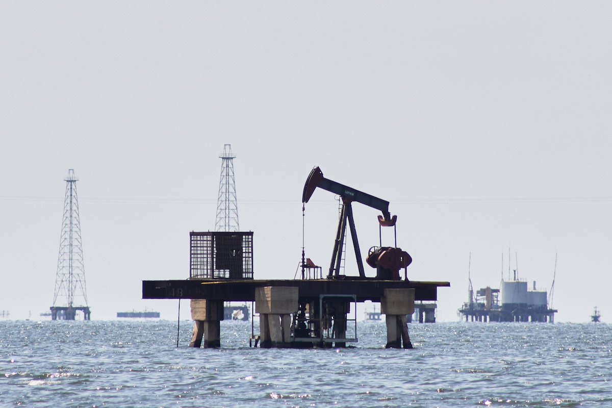 Una piattaforma petrolifera a Cabimas, in Venezuela, il 7 gennaio del 2026 (AP Photo/Edgar Frias)