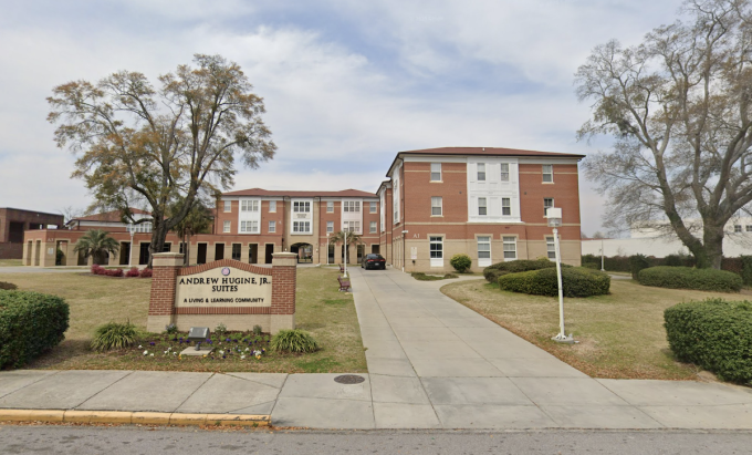 Due persone sono state uccise e una ferita a colpi di arma da fuoco in un dormitorio dell’Università del South Carolina, negli Stati Uniti