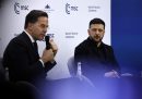 Il presidente ucraino Volodymyr Zelensky e il segretario generale della NATO Mark Rutte in un intervento alla Conferenza sulla sicurezza di Monaco.
