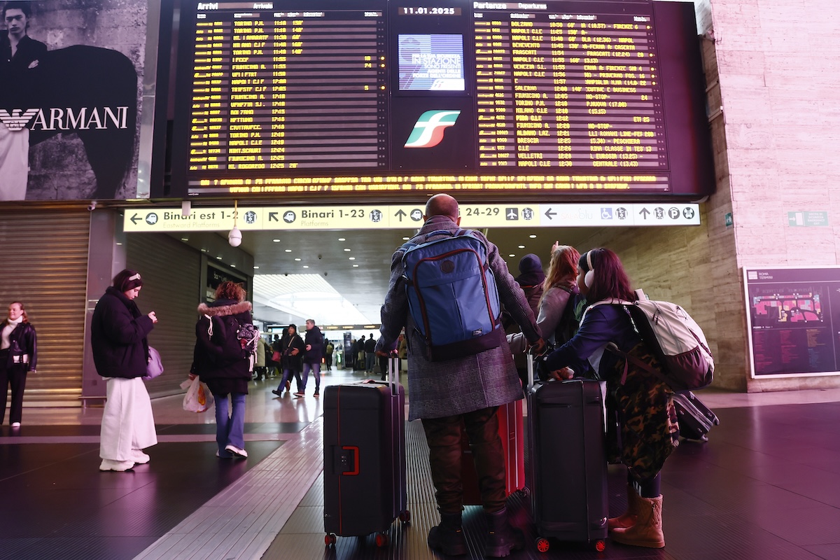 Ci sono ritardi sui treni ad alta velocità per alcuni danni alle linee tra Roma, Napoli e Firenze