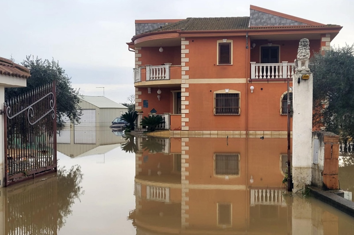 In Calabria l’esondazione del fiume Crati sta creando disagi e danni nella piana di Sibari