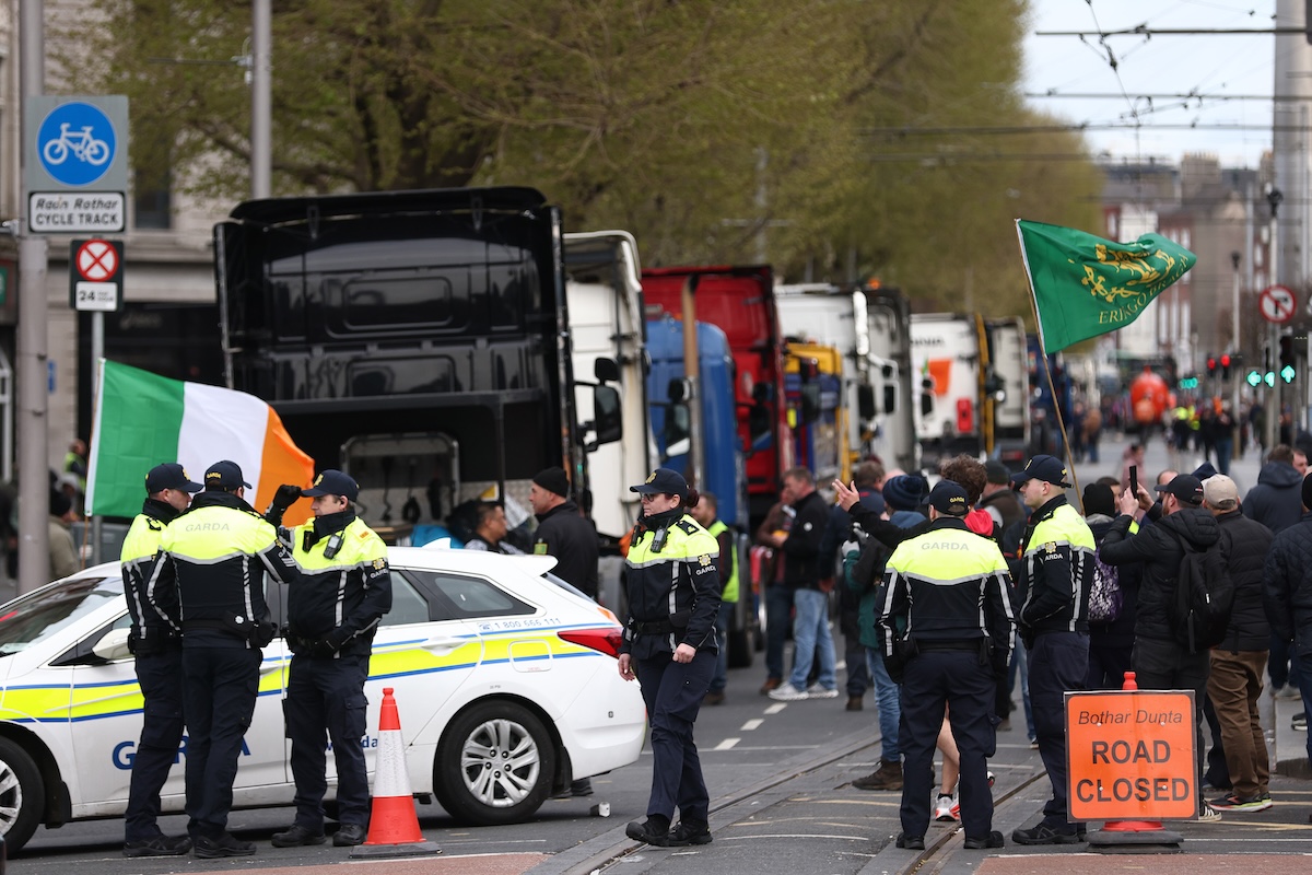 Trattori e camion bloccano O'Connell Street, una delle principali del centro di Dublino, l'11 aprile