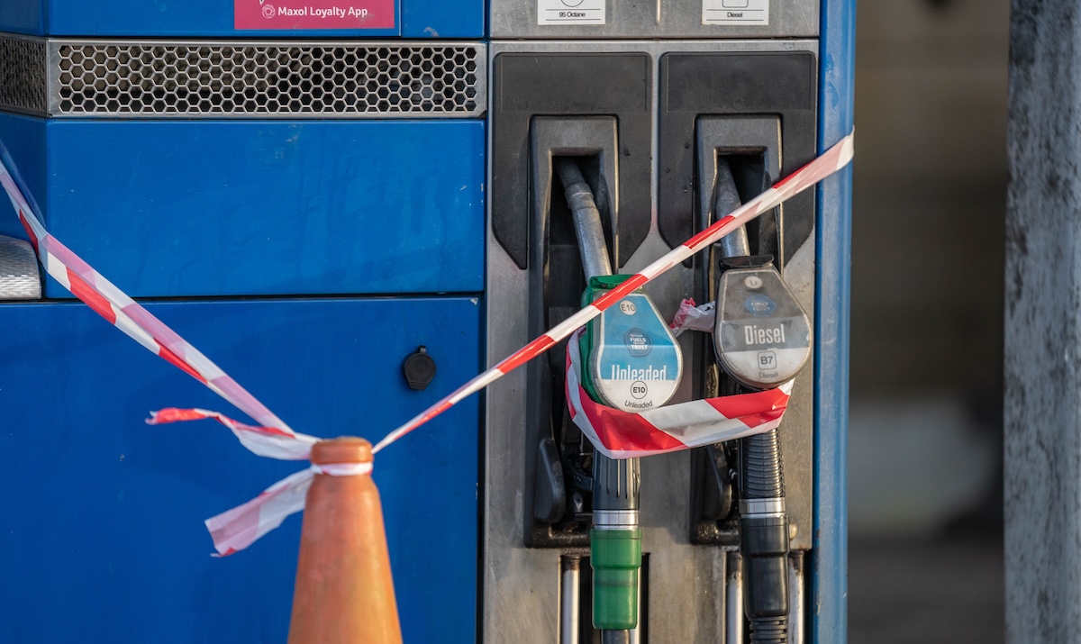 Un distributore chiuso perché rimasto senza benzina a Bantry, il 9 aprile