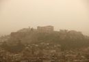 Il cielo bianco a causa di una densa foschia di polvere proveniente dal deserto del Sahara.