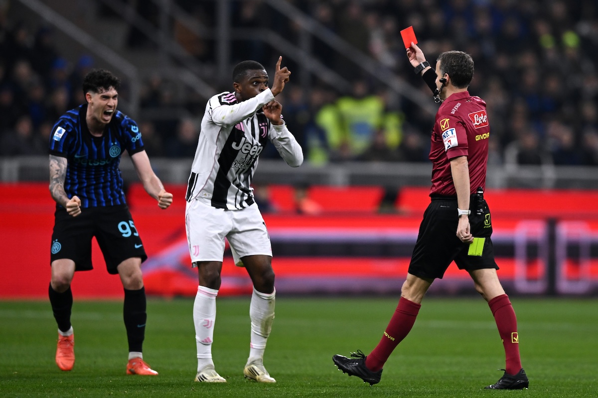 La simulazione di Alessandro Bastoni che ha fatto espellere Pierre Kalulu durante Inter-Juventus