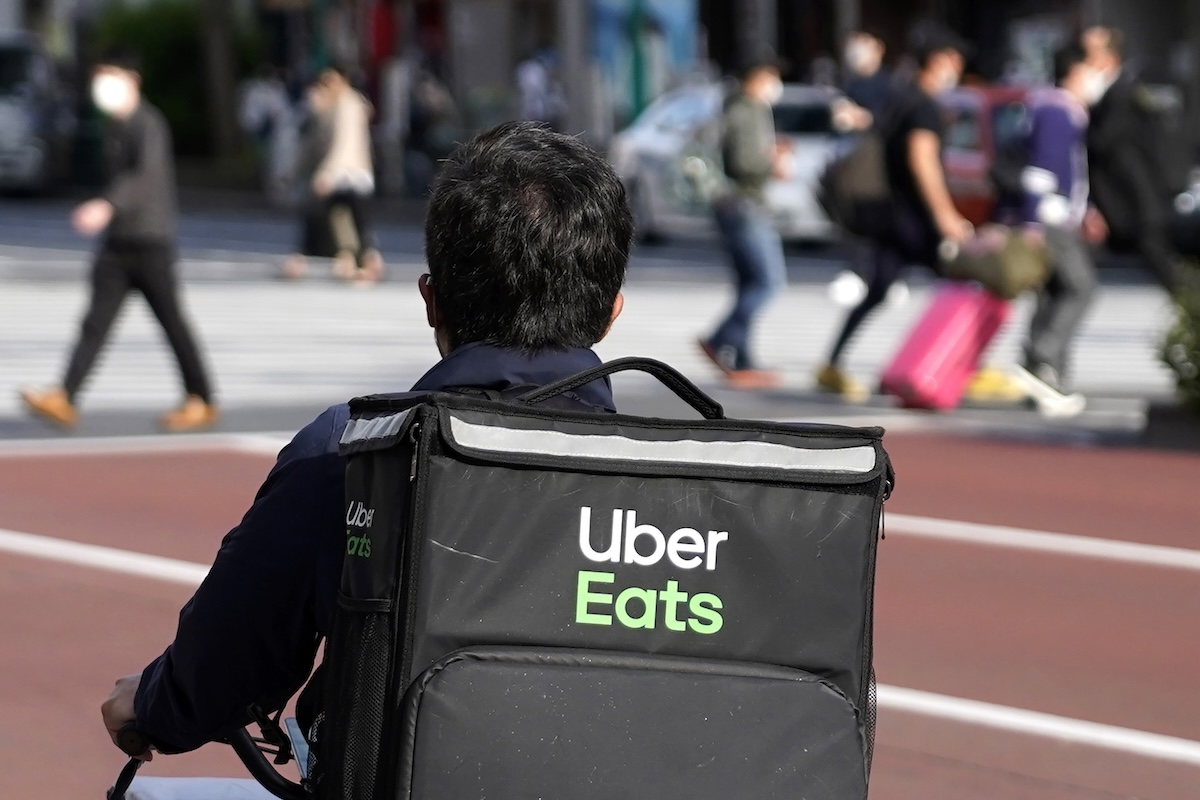 Un rider di Uber Eats in Giappone (AP Photo/Shuji Kajiyama)