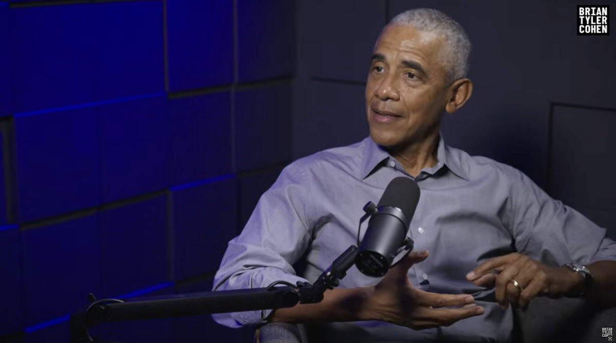 Uno screenshot della puntata del videopodcast No Lie with Brian Tyler Cohen con Barack Obama (YouTube)