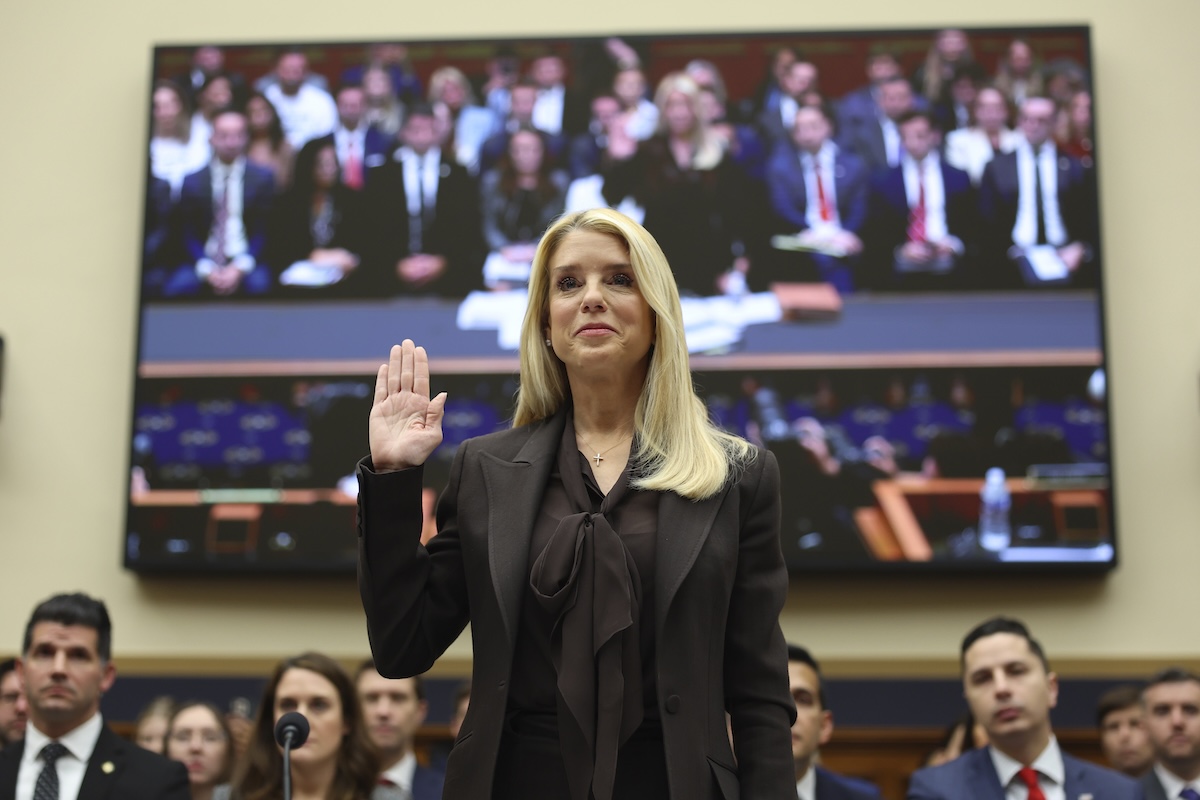 Pam Bondi prima di un'udienza parlamentare sugli &ldquo;Epstein files&rdquo; (AP Photo/Tom Brenner)