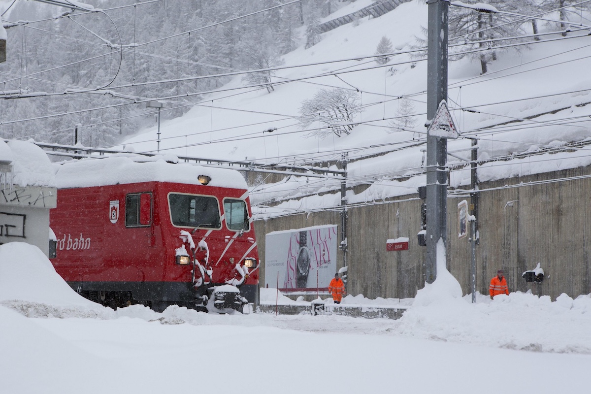 In Svizzera è deragliato un treno a causa di una valanga: non si sa ancora se ci siano feriti
