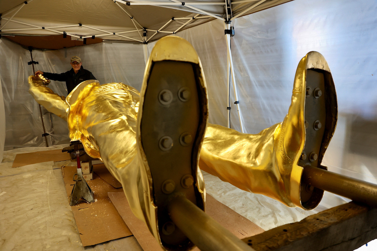 La statua d'oro di Trump (REUTERS/Eric Cox)