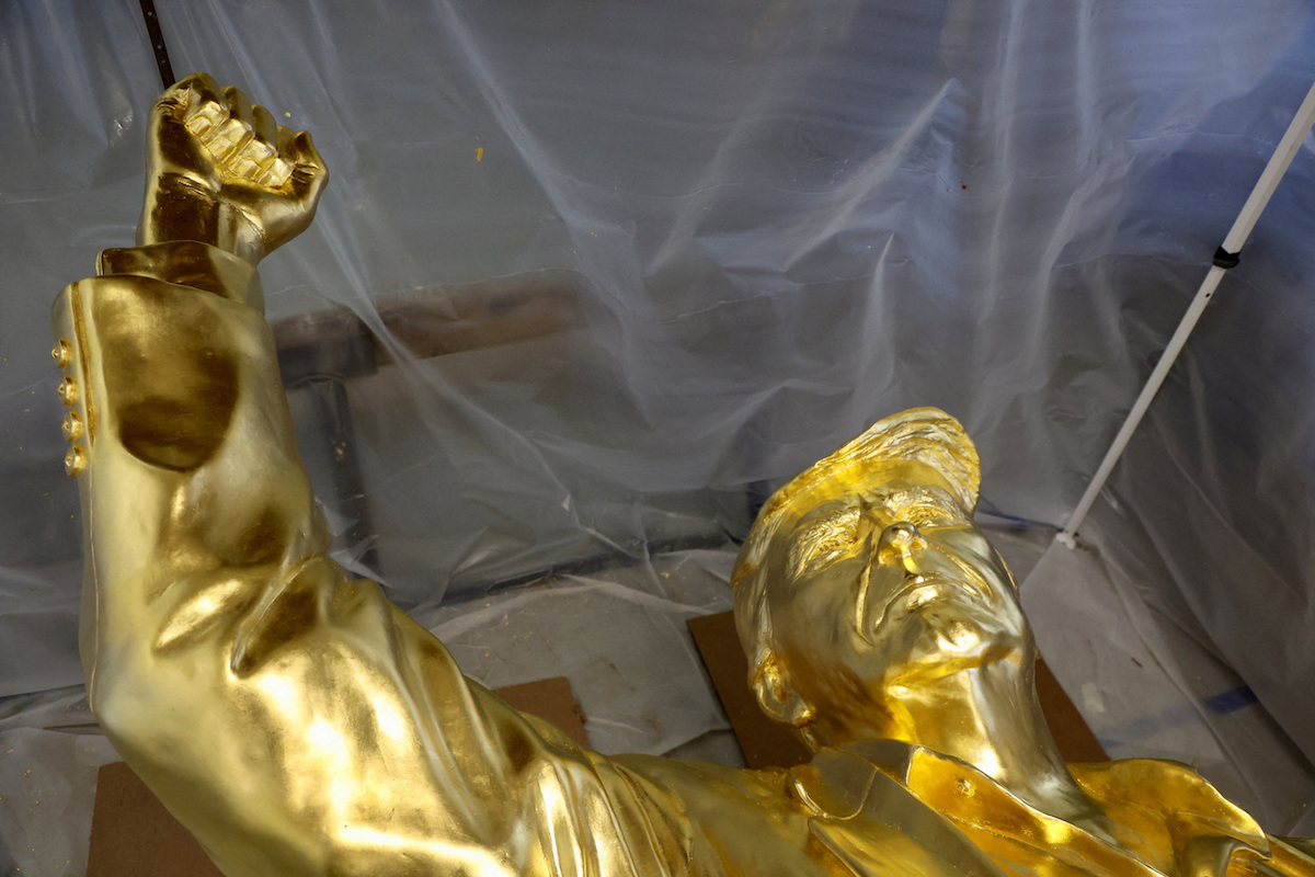 La statua d'oro di Trump (REUTERS/Eric Cox)