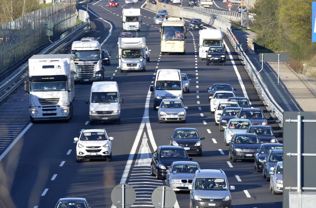 Code per il traffico sull'autostrada A1, 6 aprile 2015(ANSA/MAURIZIO DEGL'INNOCENTI)