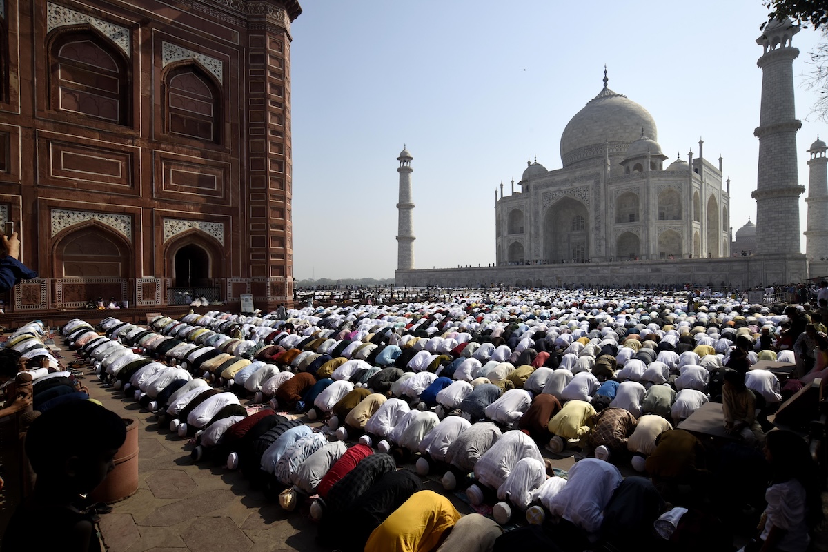 Fieles musulmanes durante una oración en el Taj Mahal (Anadolu/Getty Images/Imtiyaz Khan)
