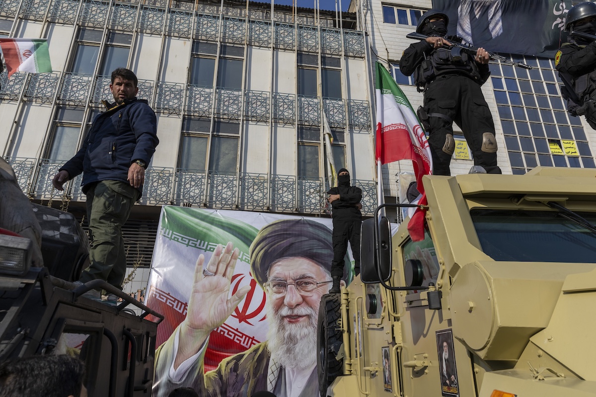 Forze di sicurezza iraniane durante una manifestazione organizzata dal regime il 9 marzo a Teheran 